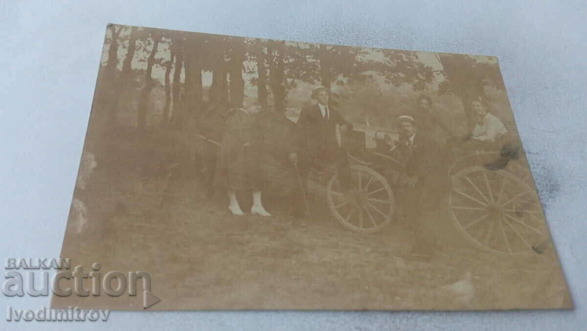 Снимка Двама мъже и три млади жени с карета 1918