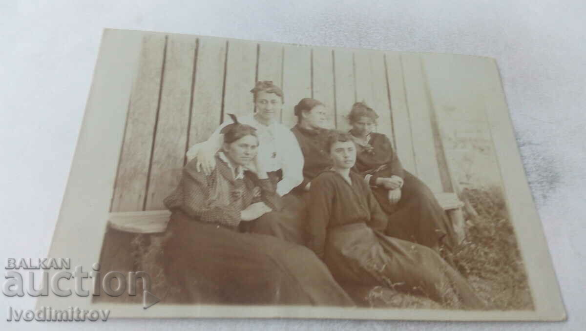 Εικόνα Πέντε νεαρές γυναίκες σε ένα παγκάκι