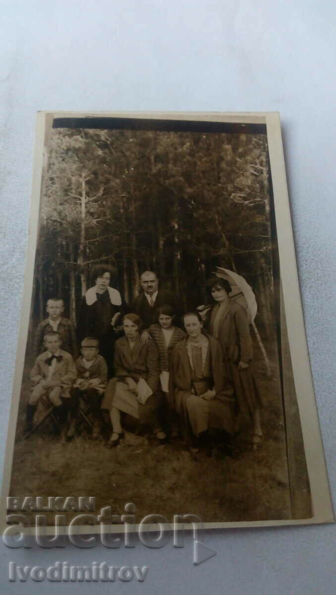 Φωτογραφία Άνδρας γυναίκες και παιδιά στο δάσος