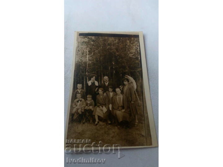 Снимка Мъж жени и деца в гората Стари снимки Изделия от хартия Balkanauction