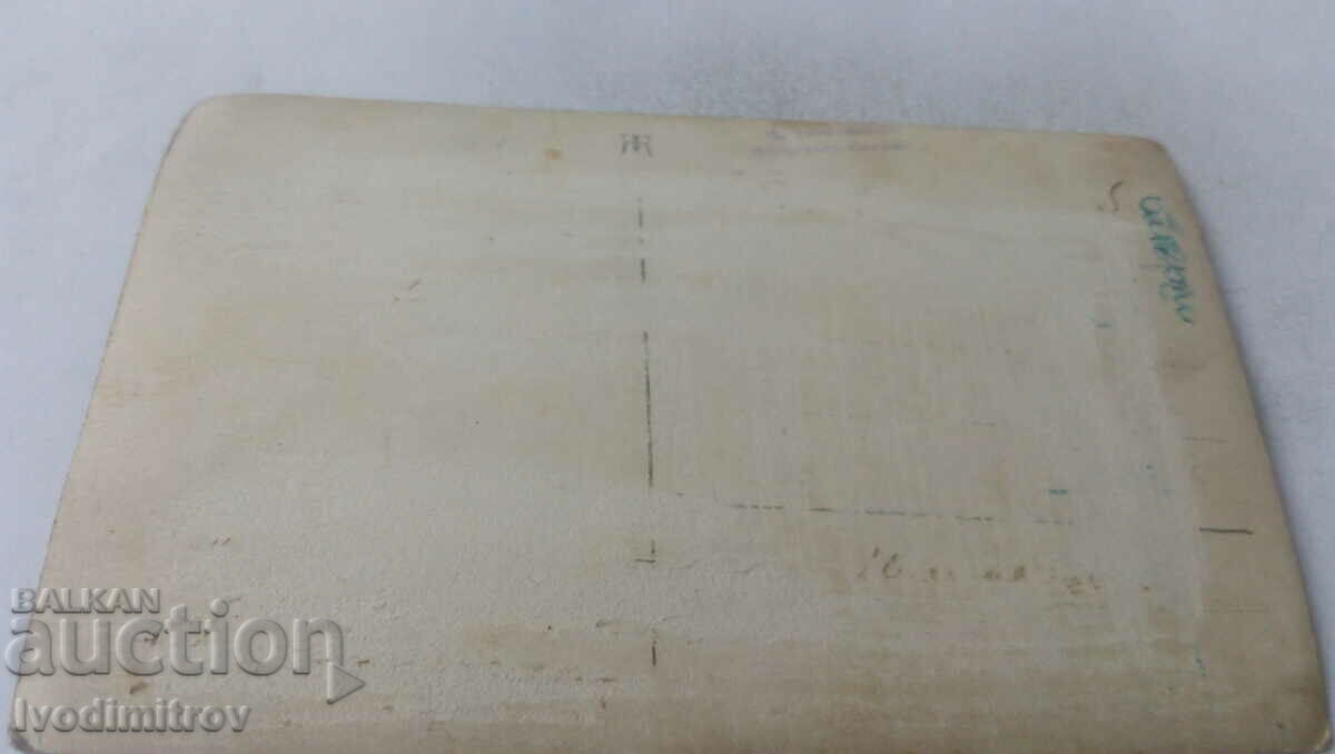 Φωτογραφία Μικρό αγόρι σε μια καρέκλα με τιμή 1.45 BGN | € 0.74 Φωτογραφία Μικρό αγόρι σε μια καρέκλα με τιμή 1.45 BGN | € 0.74