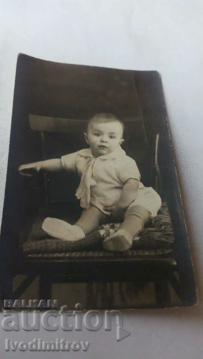 Photo Little boy on a chair