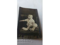 Photo Little boy on a chair