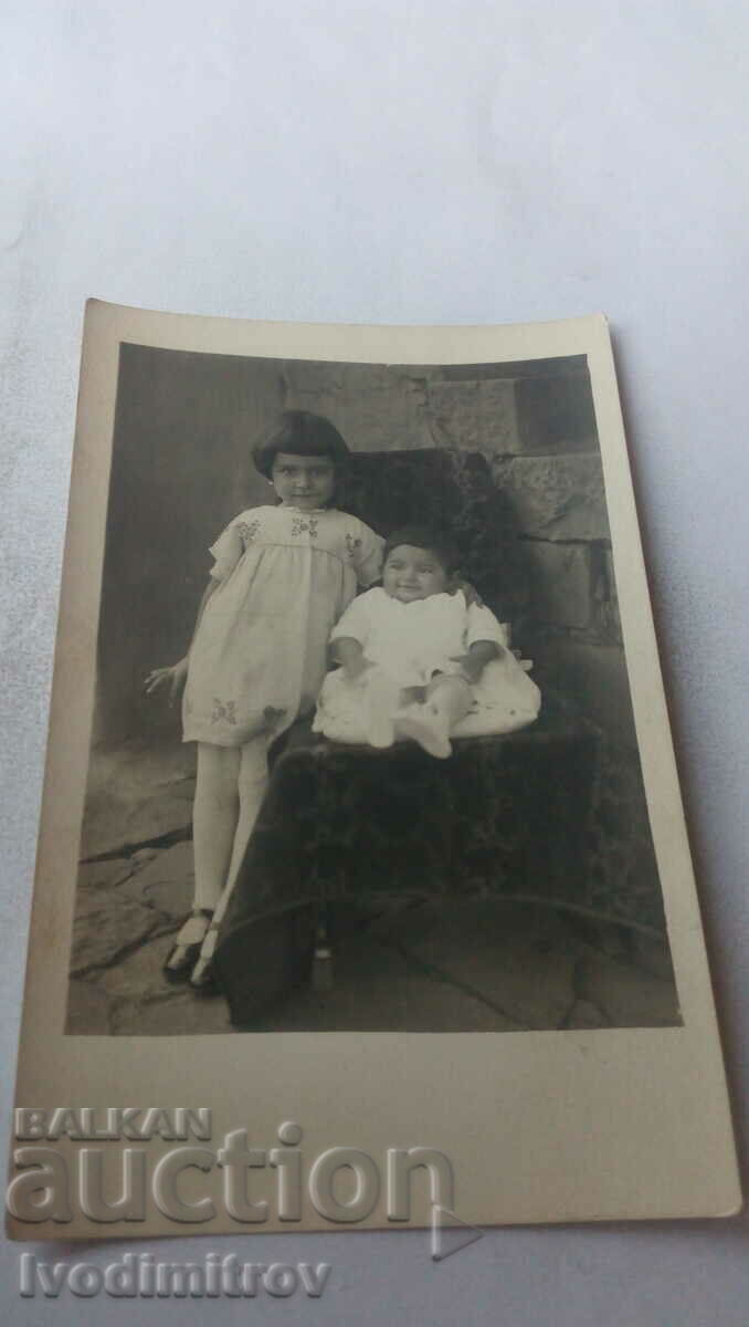 Foto Lovech Două fetițe îmbrăcate în alb în curte 1927