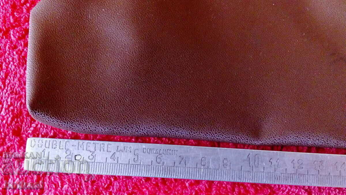 Старо кожено дамско портмоне с цена 10.50 лв. | € 5.37 Старо кожено дамско портмоне с цена 10.50 лв. | € 5.37