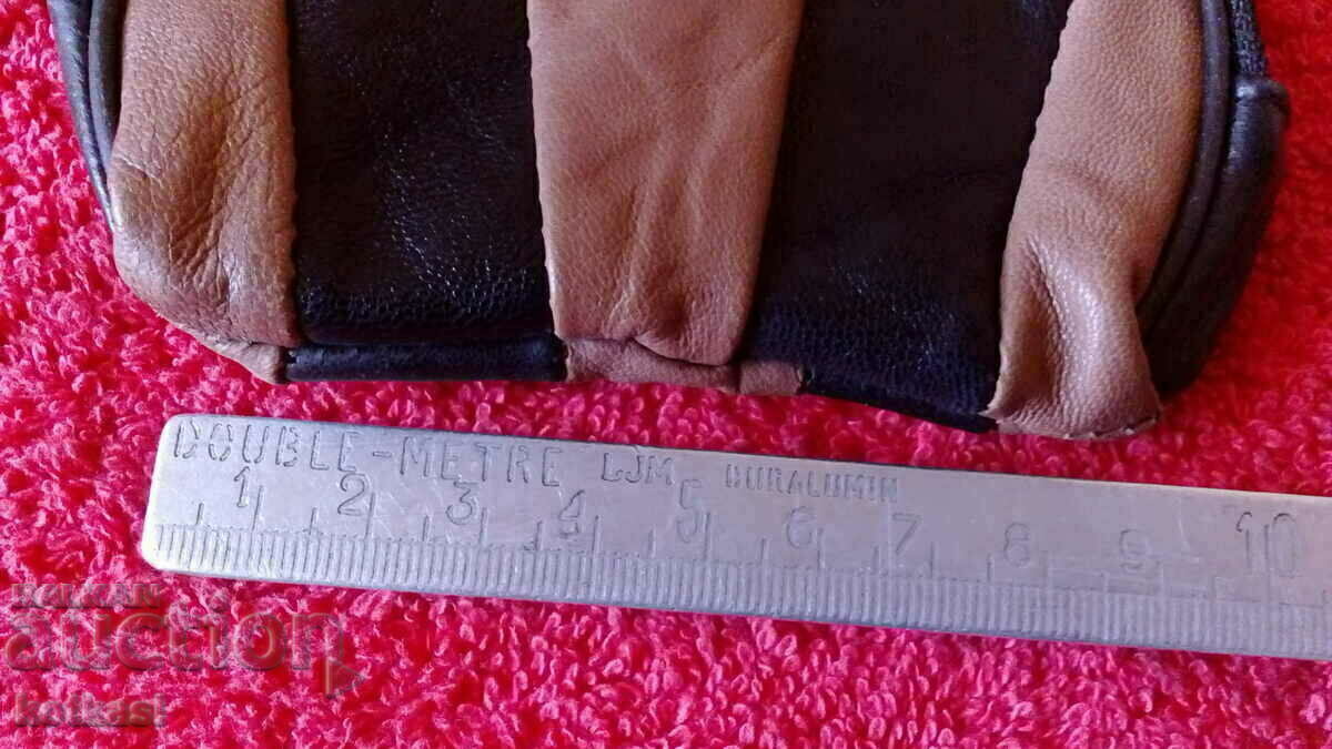 Poșetă bătrână, piele naturală cu preț 8.50 BGN | € 4.35 Poșetă bătrână, piele naturală cu preț 8.50 BGN | € 4.35