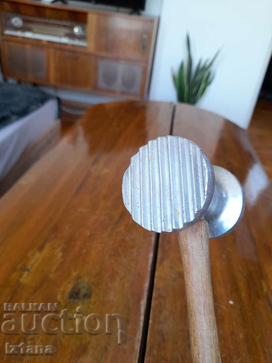 Livrarea Ciocan de carne vechi, ciocan