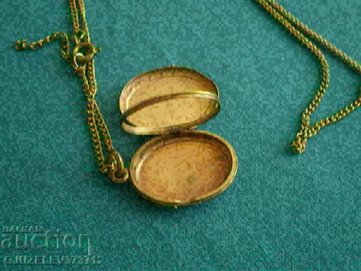 Delivery of old Medallion pendative