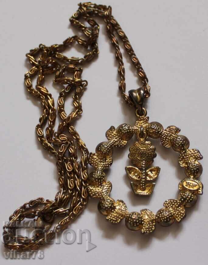 Livrarea colier cu pandantiv Livrarea colier cu pandantiv