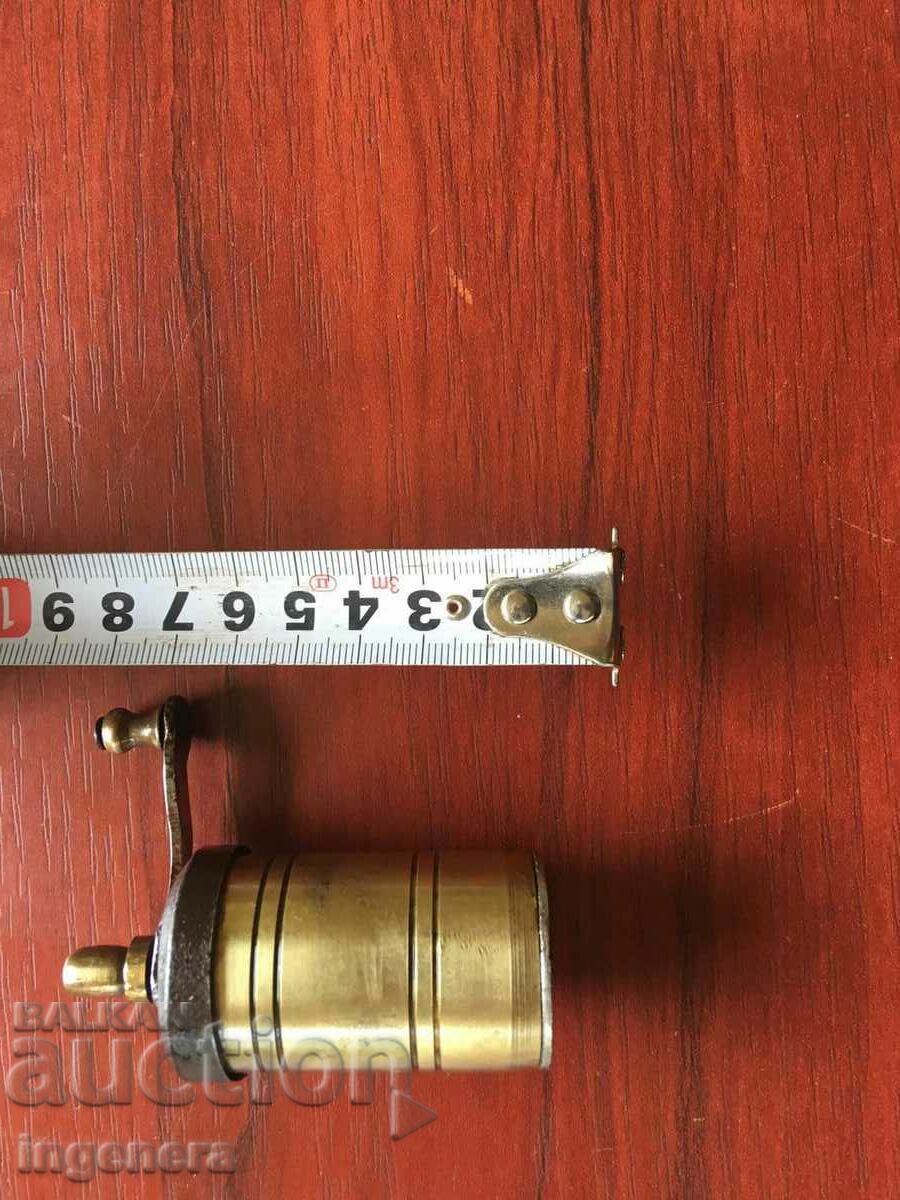 Delivery of GRINDER SPICE GRINDER FROM THE 50'S Delivery of GRINDER SPICE GRINDER FROM THE 50'S