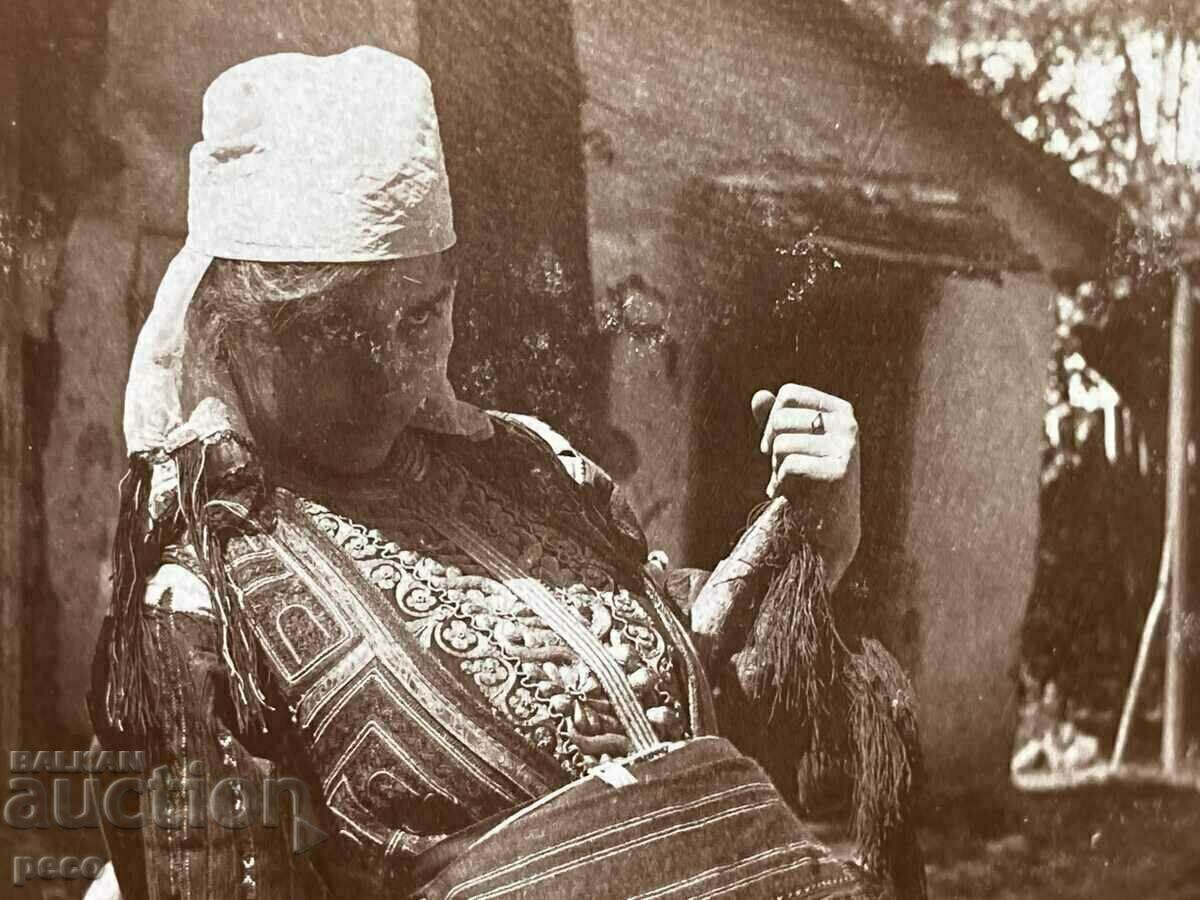 Femeie în costum macedonean fotografie veche circa 1910