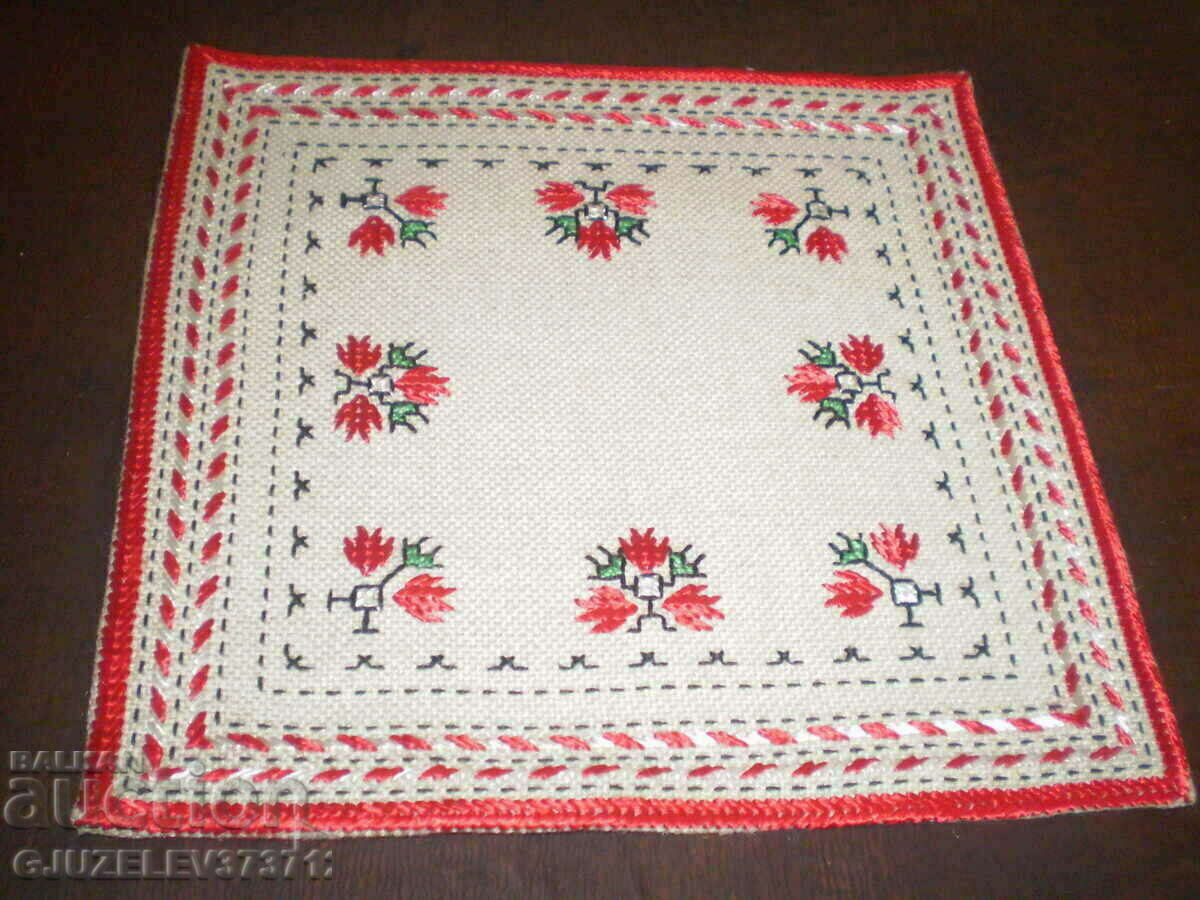 5 pieces of small hand-embroidered check with silk with price 75.00 BGN | € 38.35