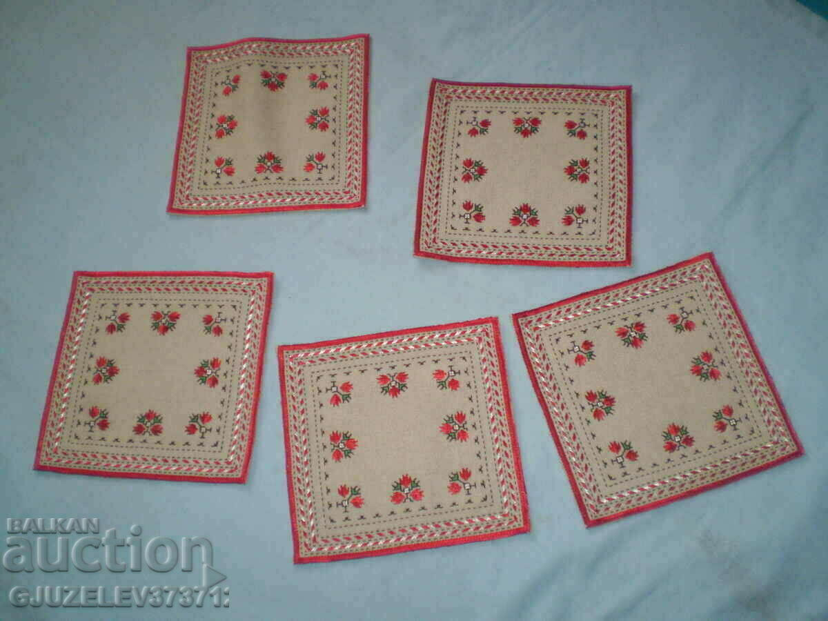 Auction  5 pieces of small hand-embroidered check with silk