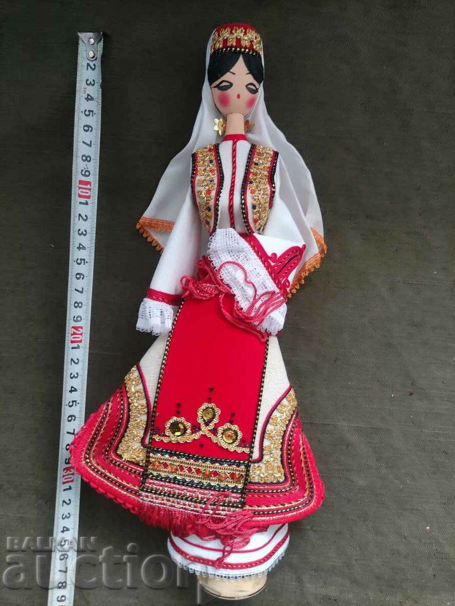 Jucărie din lemn, figurină cu costum