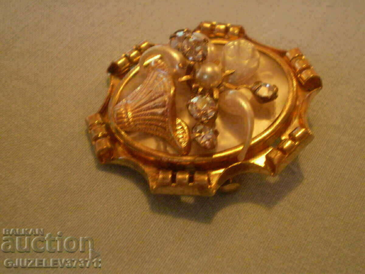 collector's double brooch, CRYSTAL - pearl with price 75.00 BGN | € 38.35 collector's double brooch, CRYSTAL - pearl with price 75.00 BGN | € 38.35