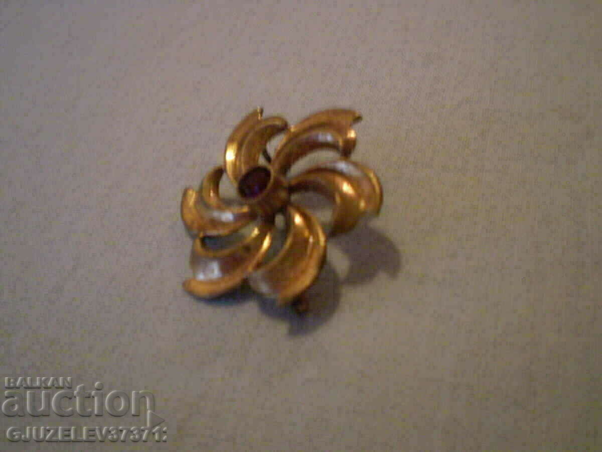 Antique Women's Brooch BRASS and Zirconium with price 29.00 BGN | € 14.83 Antique Women's Brooch BRASS and Zirconium with price 29.00 BGN | € 14.83