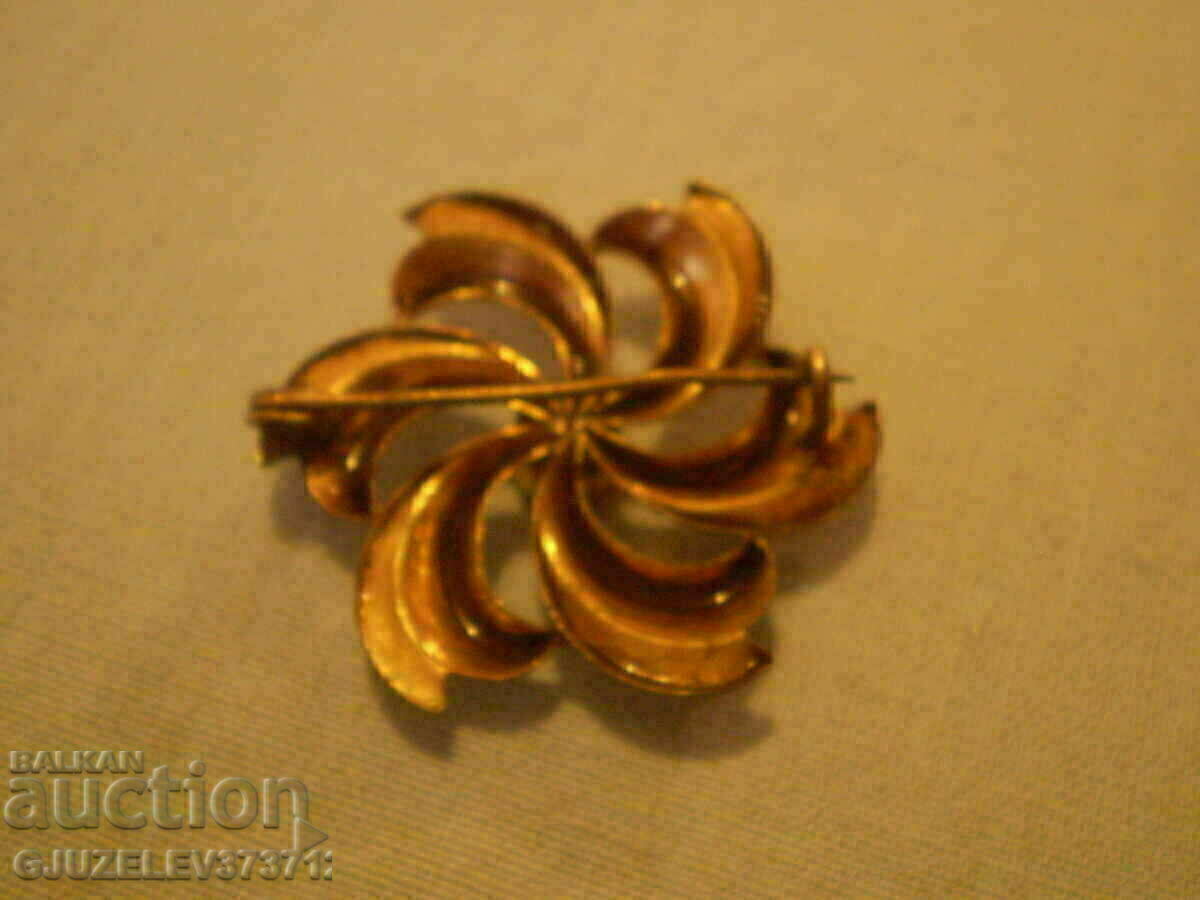 Delivery of Antique Women's Brooch BRASS and Zirconium Delivery of Antique Women's Brooch BRASS and Zirconium
