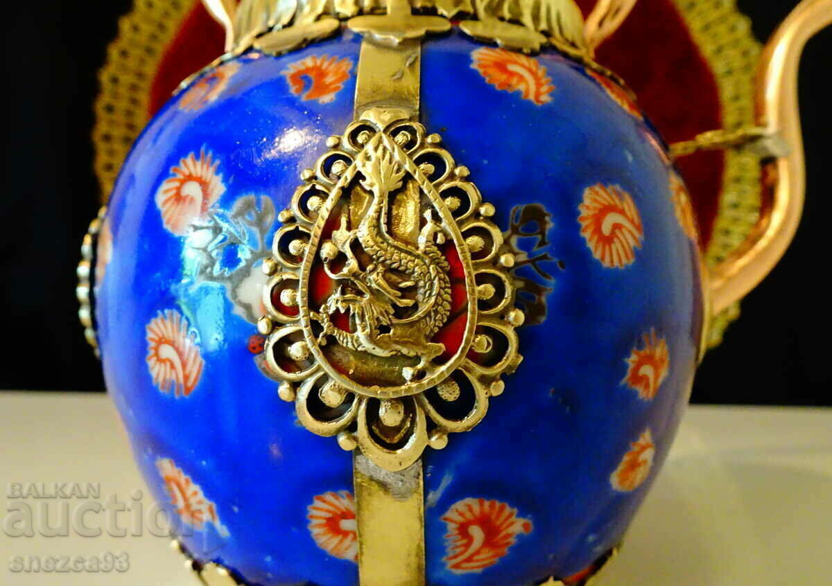 Auction  Tibetan teapot porcelain, copper and brass.