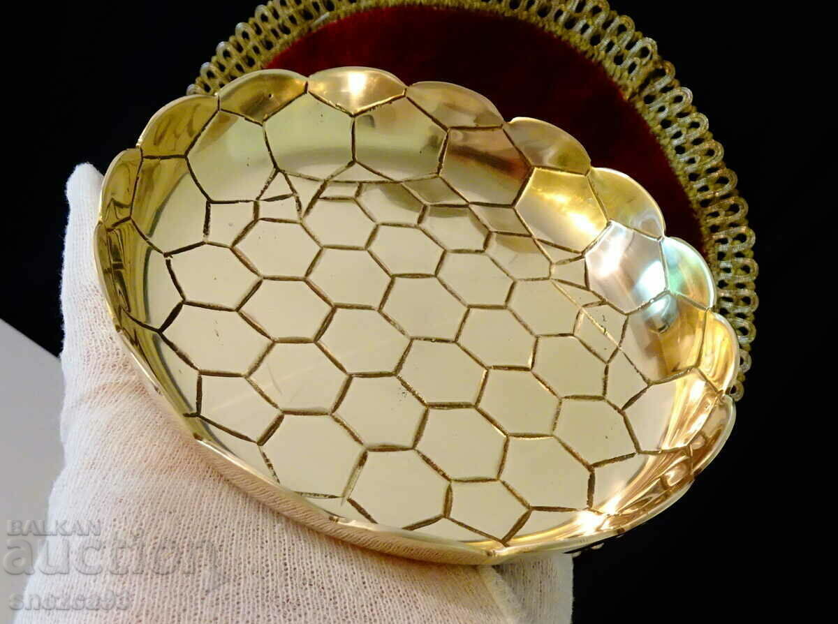 Auction Bronze candy bowl, bowl, football. Auction Bronze candy bowl, bowl, football.