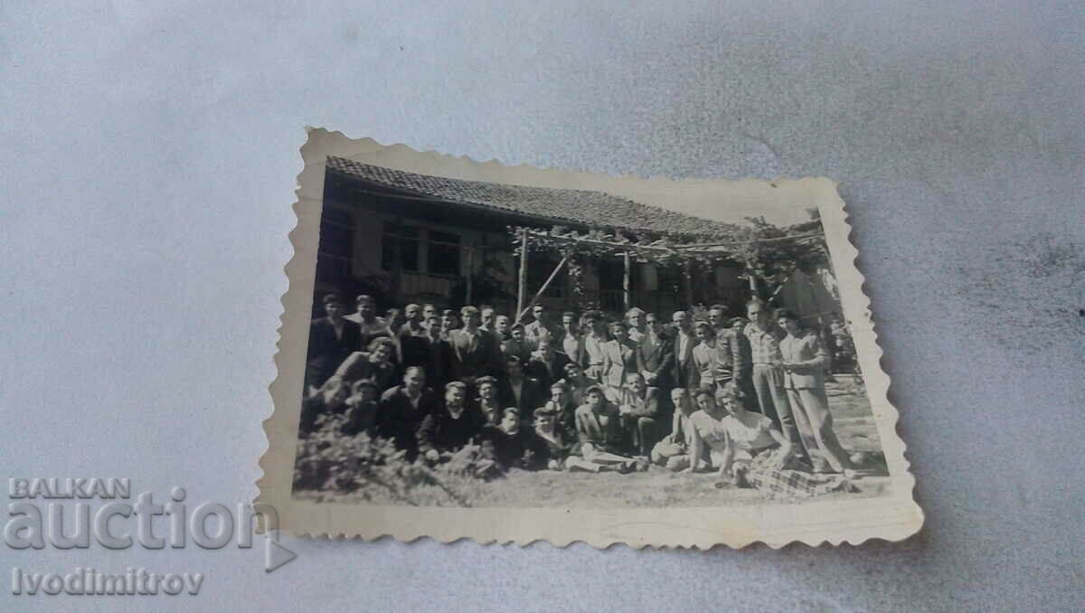 Photo Men and women in the courtyard of a revival house