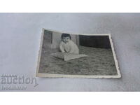 Foto Bebeluş cu o pernă pe podea