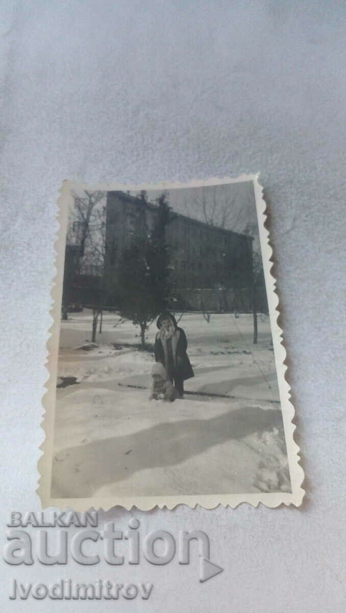 Снимка Жена и малко момиченце в парка през зимата