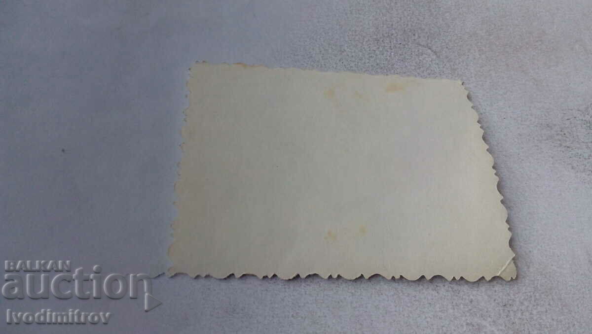 Φωτογραφία Δύο άνδρες και δύο γυναίκες σε μια βόλτα με τιμή 1.15 BGN | € 0.59 Φωτογραφία Δύο άνδρες και δύο γυναίκες σε μια βόλτα με τιμή 1.15 BGN | € 0.59