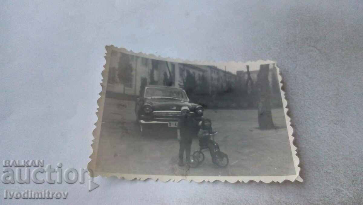 Fotografie Copii cu o bicicletă retro pentru copii în fața Volgăi