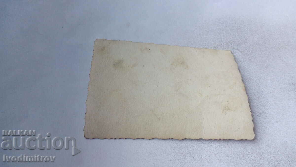 Photo Two young men and four girls on an alley in the park with price 1.35 BGN | € 0.69 Photo Two young men and four girls on an alley in the park with price 1.35 BGN | € 0.69