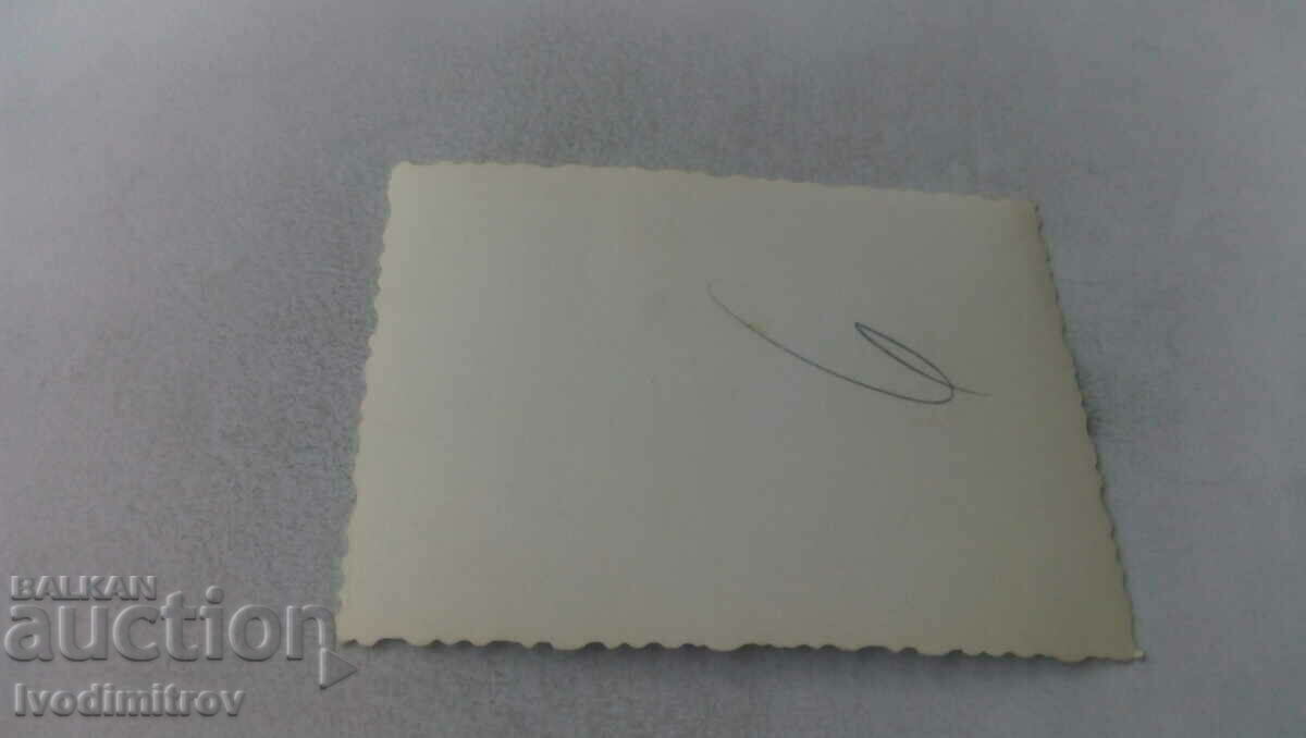 Εικόνα Δύο άντρες και ένα αγόρι στην παραλία με τιμή 2.35 BGN | € 1.20 Εικόνα Δύο άντρες και ένα αγόρι στην παραλία με τιμή 2.35 BGN | € 1.20