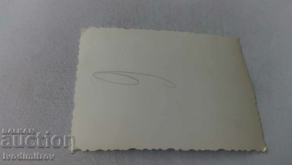 Φωτογραφία Δύο άντρες και ένα αγόρι στην παραλία με τιμή 2.35 BGN | € 1.20 Φωτογραφία Δύο άντρες και ένα αγόρι στην παραλία με τιμή 2.35 BGN | € 1.20