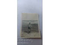 Снимка Млад мъж на брега на морето