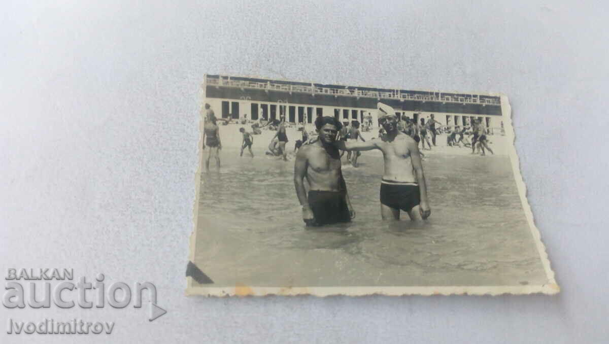 Снимка Варна Двама мъже в морето 1939