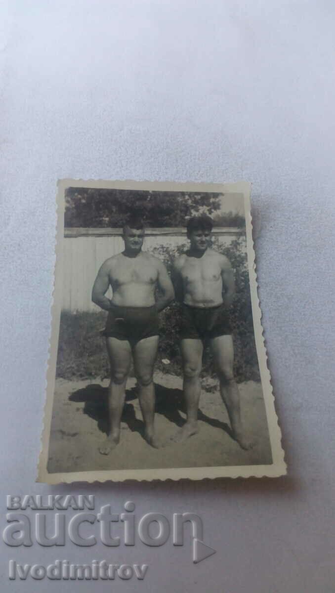 Photo Two men in swimsuits