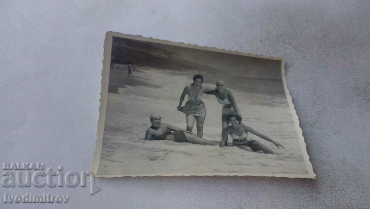 Fotografie Un bărbat și trei femei pe plajă