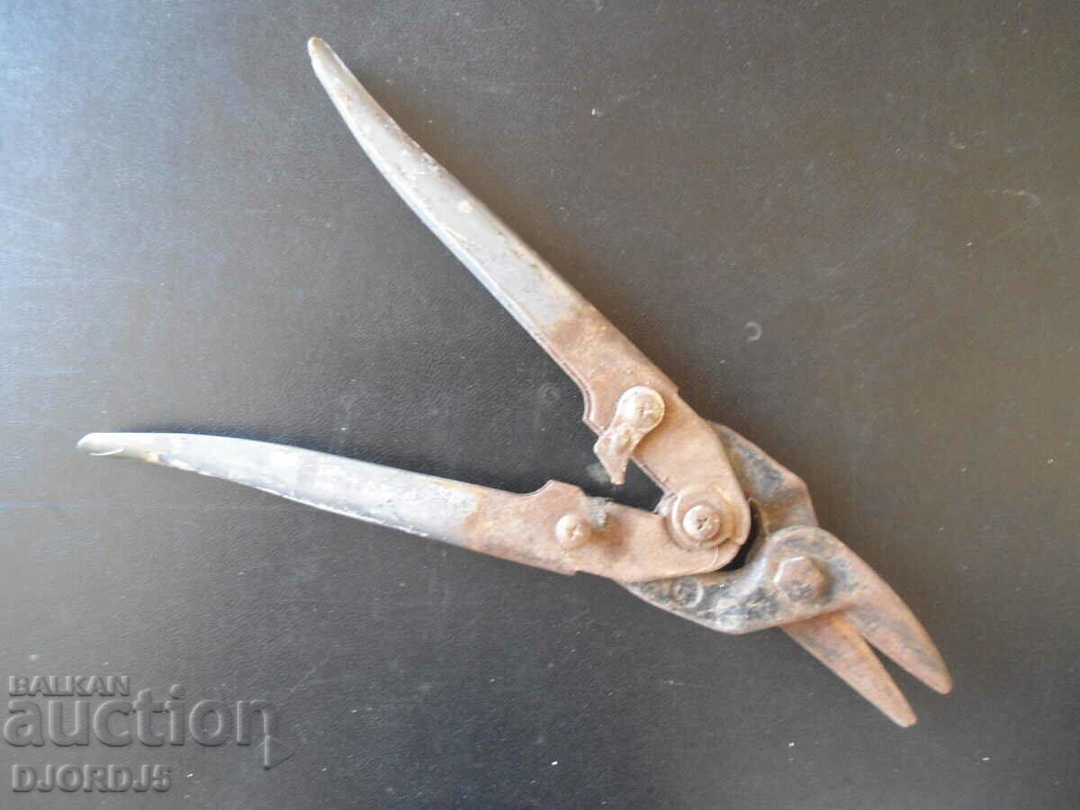 Old scissors with price 3.00 BGN | € 1.53 Old scissors with price 3.00 BGN | € 1.53