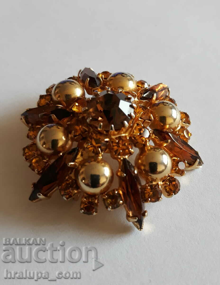 An old brooch with crystals with price 30.00 BGN | € 15.34 An old brooch with crystals with price 30.00 BGN | € 15.34