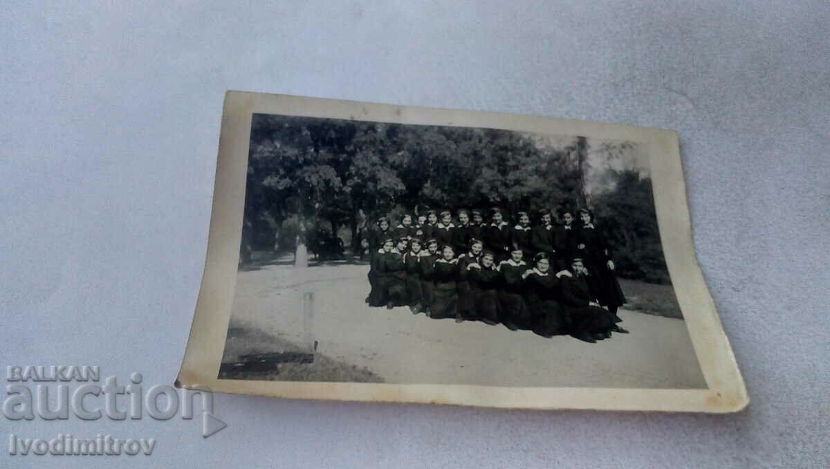 Photo Schoolgirls of the sixth grade in the park, 1932