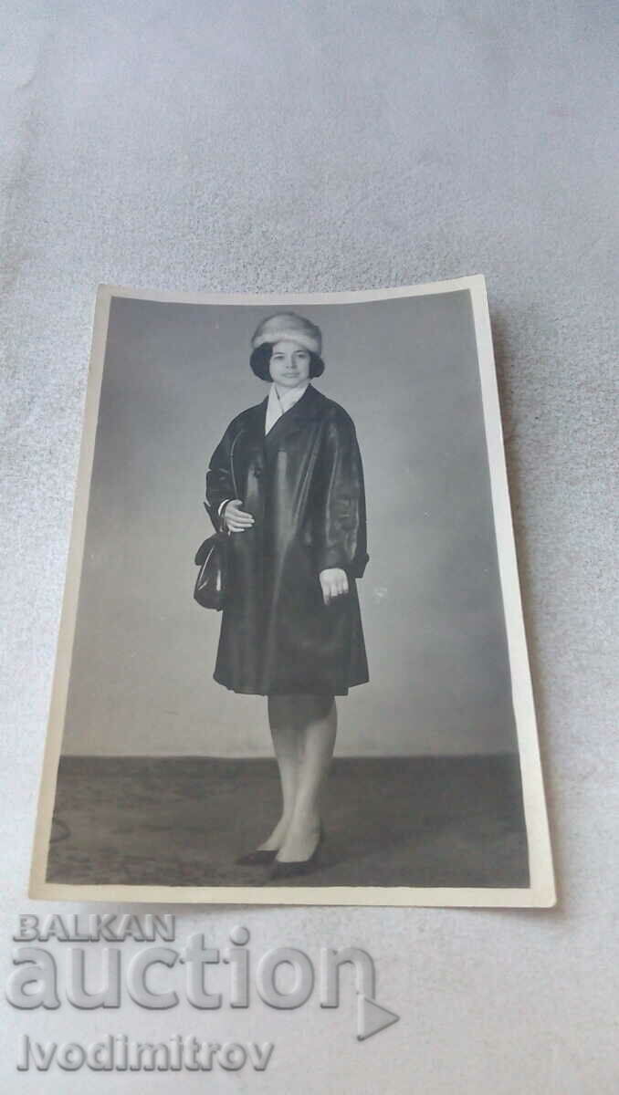 Φωτογραφία Νεαρή γυναίκα με γούνινο παλτό