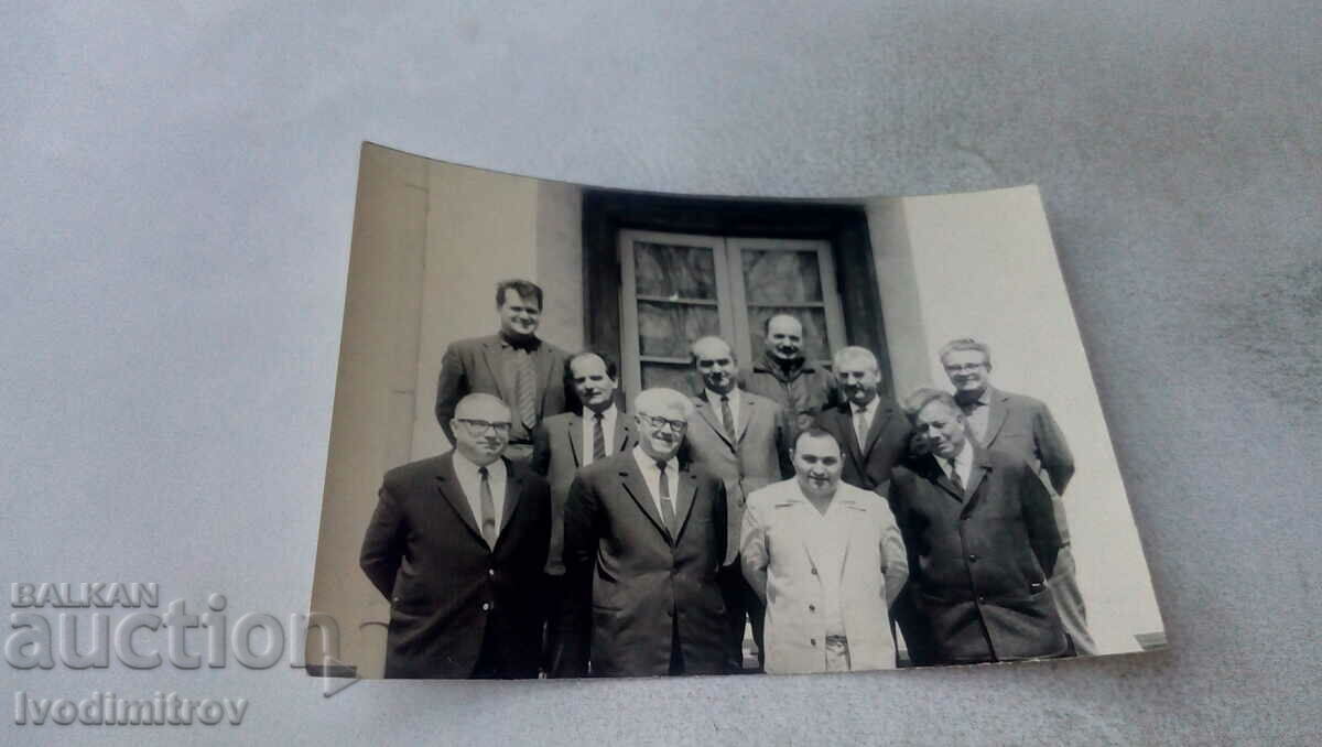 Photo Group of men