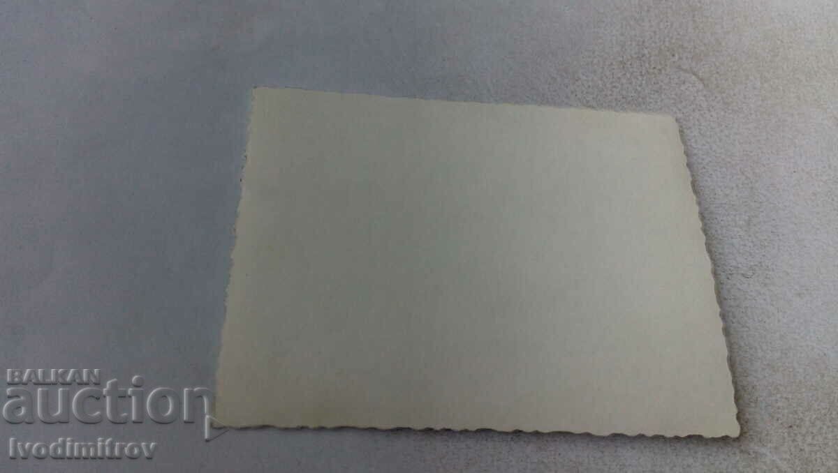 Φωτογραφία Ένας άντρας και δύο παιδιά στις σκάλες μπροστά από μια παγόδα με τιμή 1.35 BGN | € 0.69 Φωτογραφία Ένας άντρας και δύο παιδιά στις σκάλες μπροστά από μια παγόδα με τιμή 1.35 BGN | € 0.69