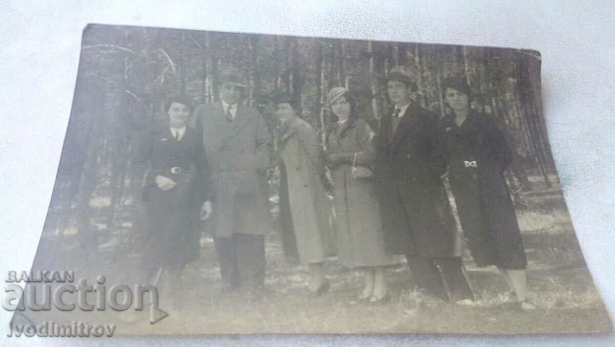 Снимка Двама мъже и четири жени на Цветница 1935