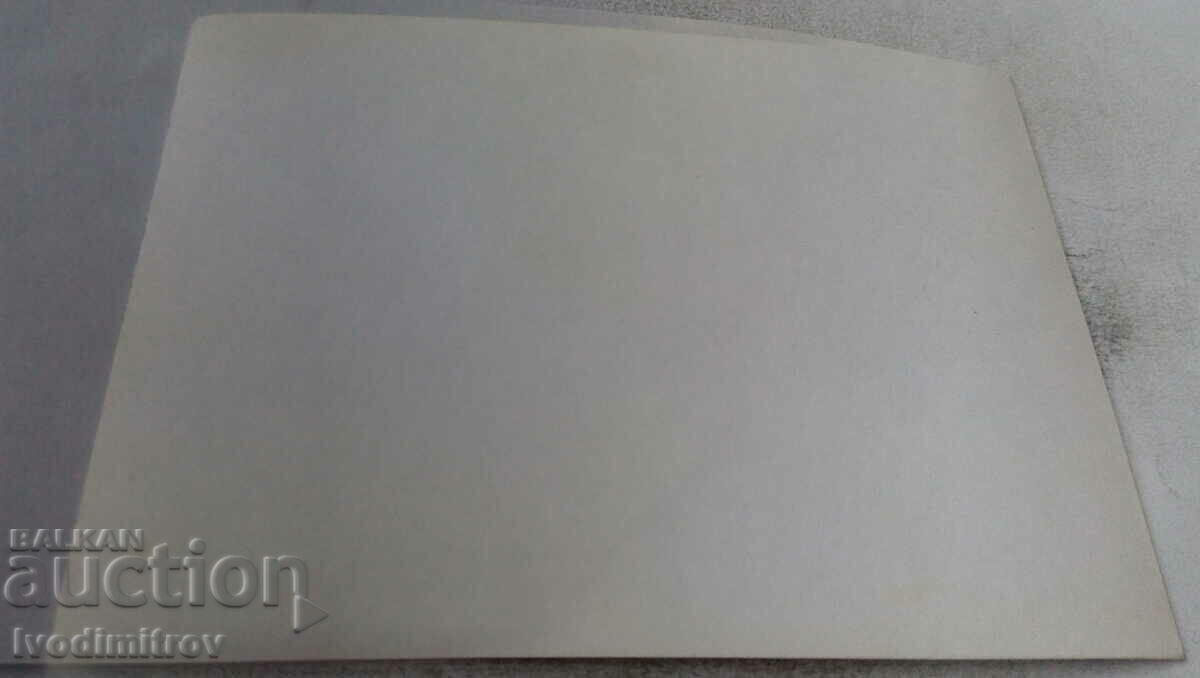 Φωτογραφία Στρατιωτικό τζιπ στην πλατεία με τιμή 1.85 BGN | € 0.95