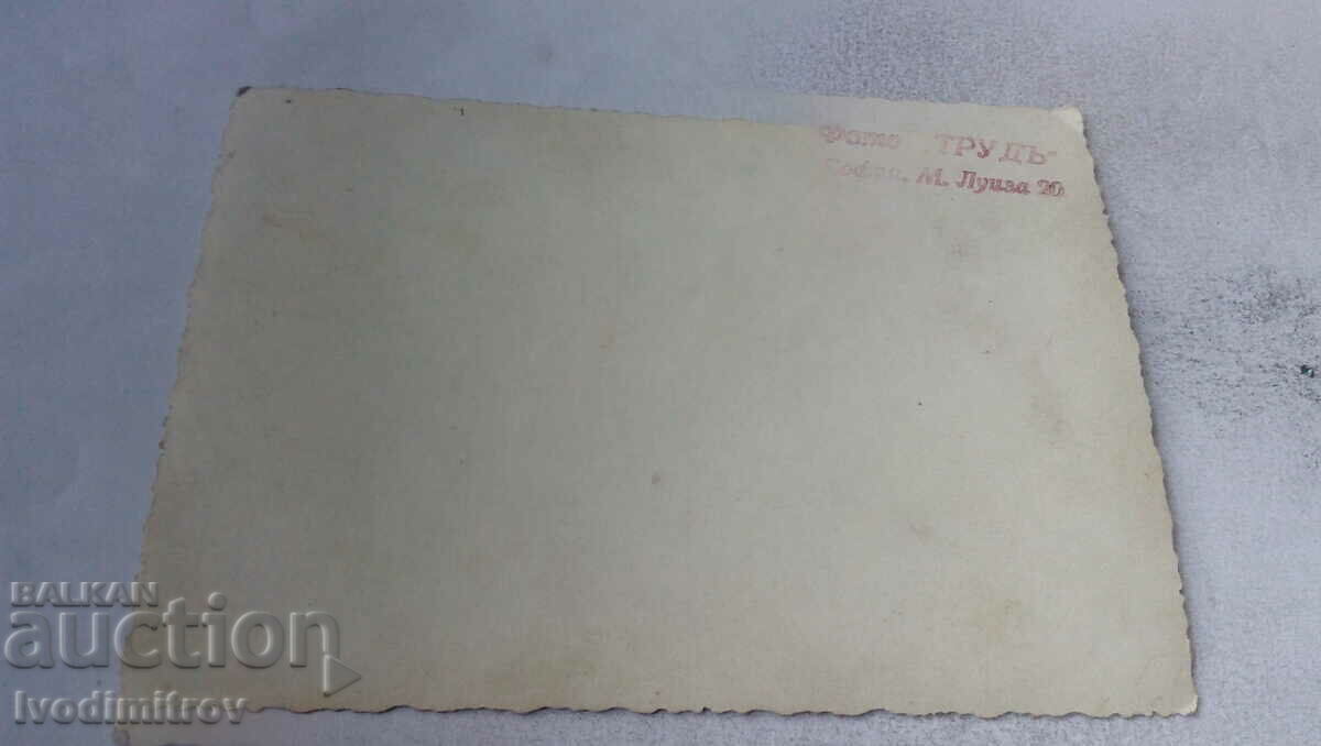 Φωτογραφία Δύο νεαρές γυναίκες και ένα αγόρι με τιμή 1.45 BGN | € 0.74 Φωτογραφία Δύο νεαρές γυναίκες και ένα αγόρι με τιμή 1.45 BGN | € 0.74