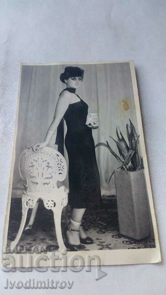 Photo Young woman in a black dress