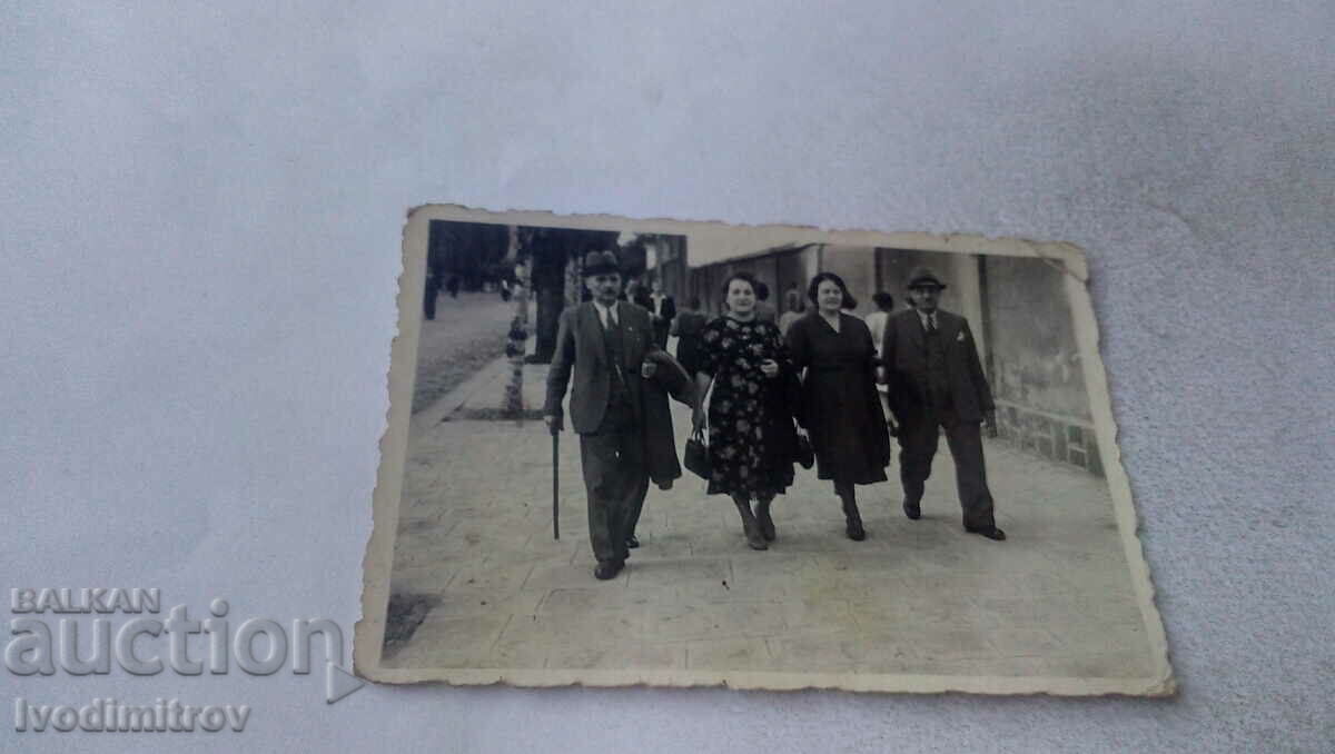 Снимка София Двама мъже и две жени на разходка