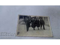 Φωτογραφία Σοφία Δύο άνδρες και δύο γυναίκες σε μια βόλτα