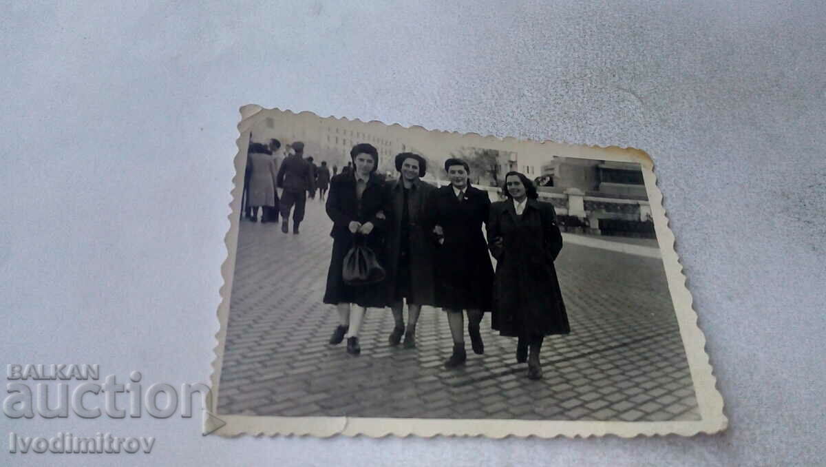 Снимка София Четири жени на разходка