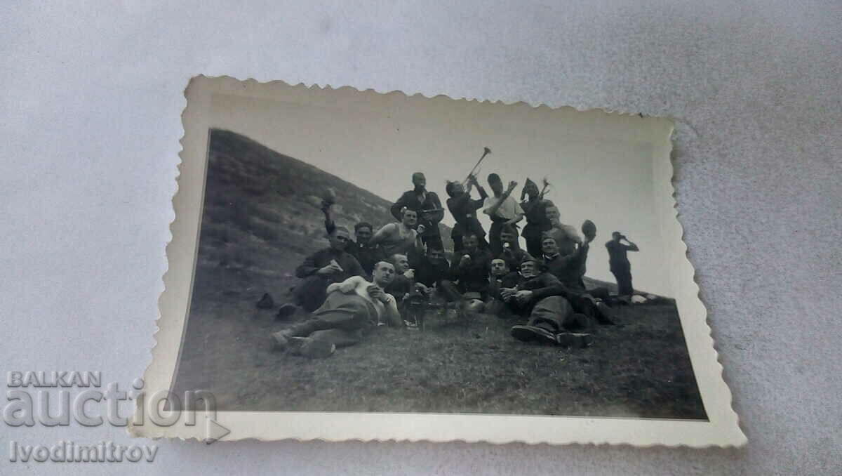 Photo Soldiers with a trumpet on the meadow