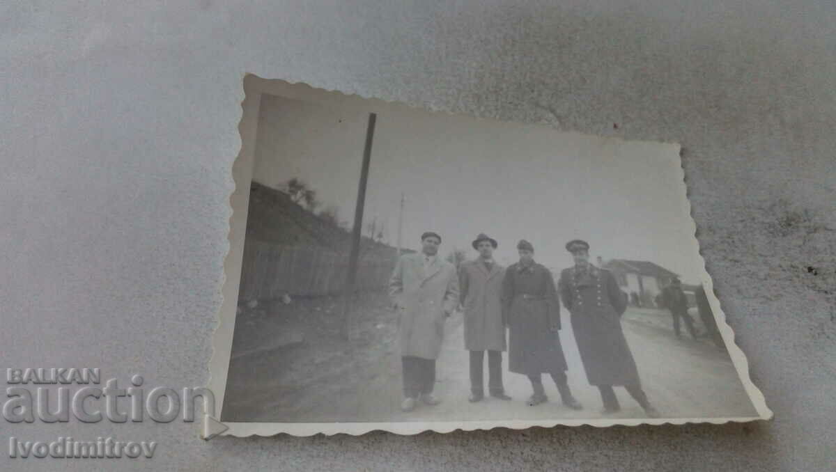Photo Soldier officer and two men on the road
